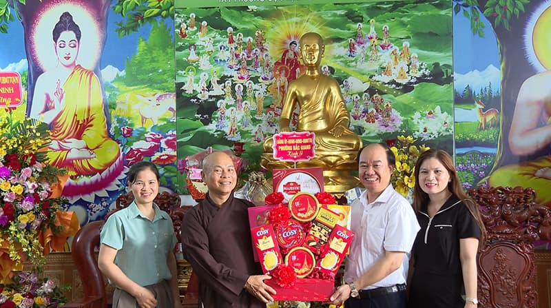 Đồng chí Vi Văn Toàn, Phó Bí thư Thường trực Đảng ủy thăm, chúc mừng Hòa thượng Thích Thiện Văn, Phó Chủ tịch Thường trực Ban Trị sự Giáo hội Phật giáo tỉnh