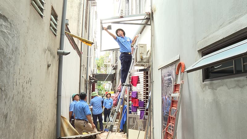 Phường Bắc Giang ra quân giải tỏa các công trình, tài sản, vật kiến trúc trong phạm vi hạ tầng kỹ thuật trên hệ thống rãnh thoát nước, đất công phía sau nhà các dãy nhà trong các khu dân cư đường Nguyễn Thị Lưu